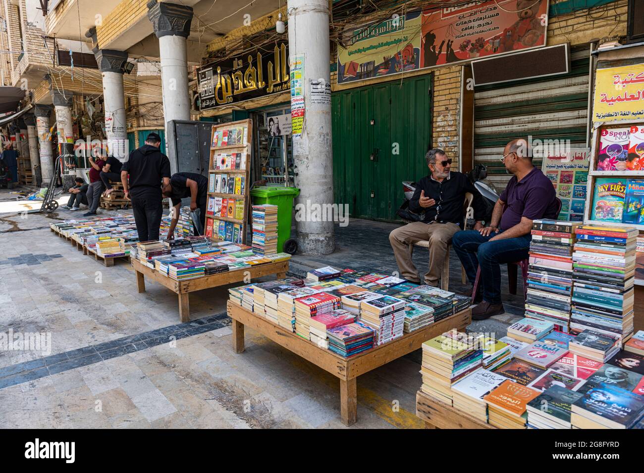 book-market-baghdad-iraq-middle-east-2G8FYRD.jpg