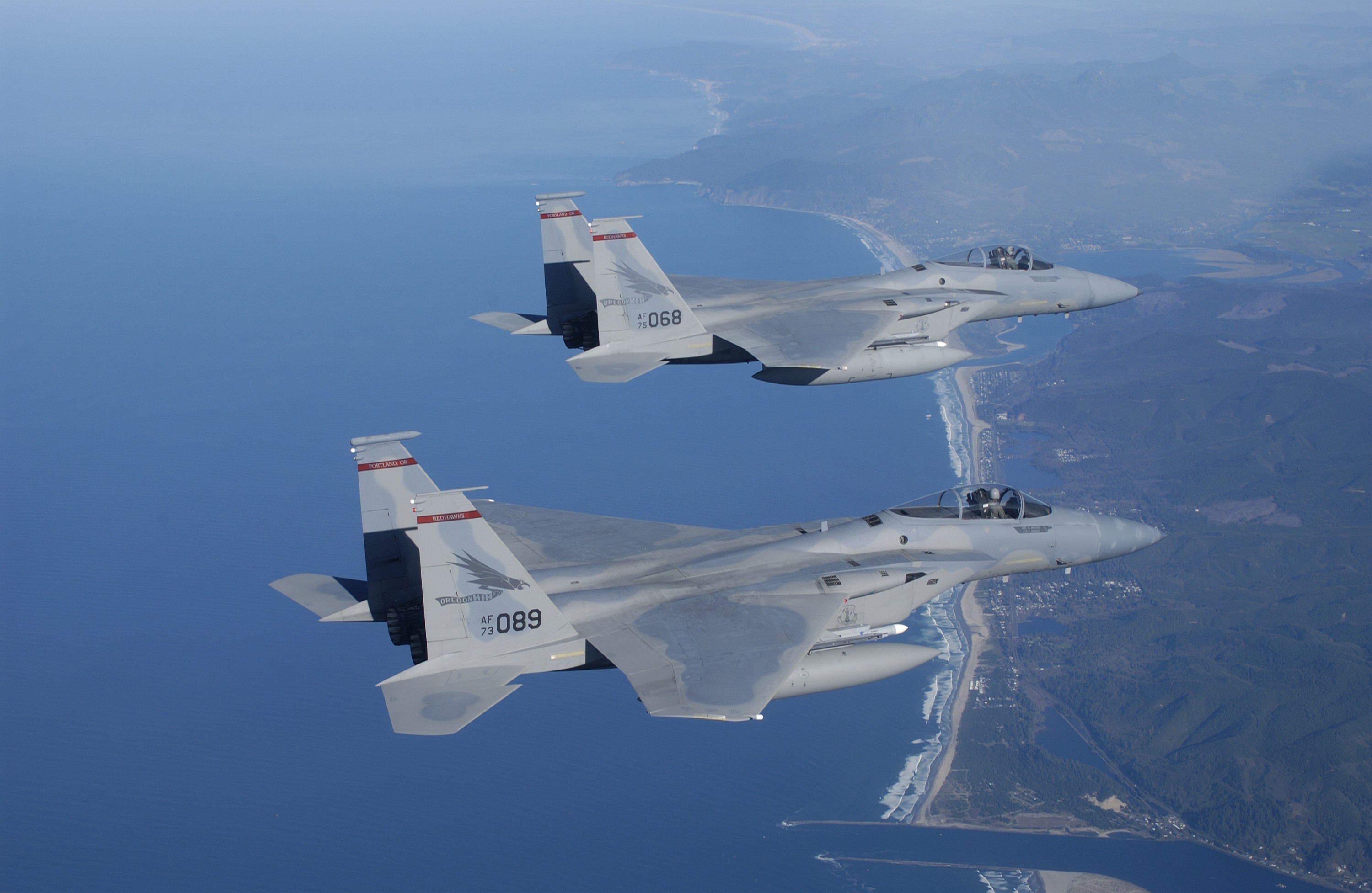 Two_F-15_jets_over_the_Oregon_Coast_in_2003.jpg